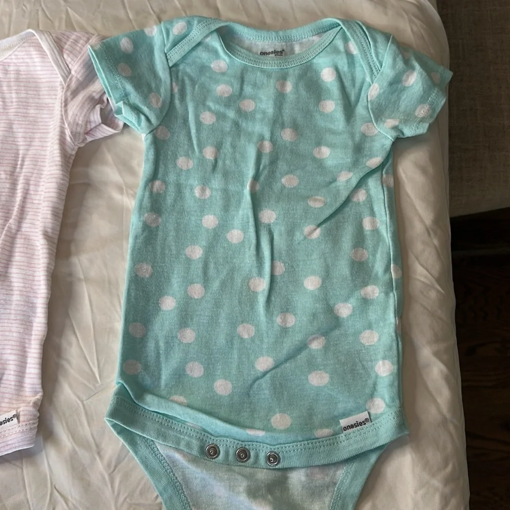 Onesie brand set of 7, size 6-9 month short sleeve bodysuits. GREAT CONDITION.